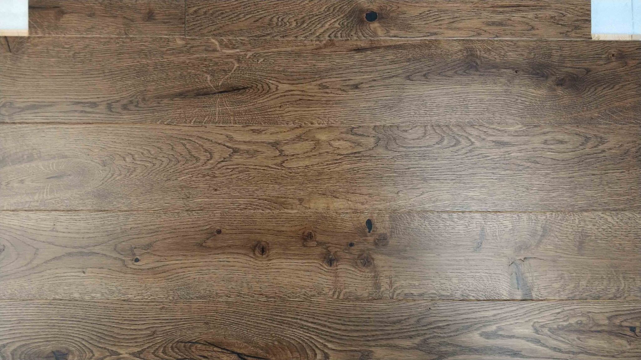 Engineered Handscrapped Golden Smoked Matt Lacquered Click Oak Wood Flooring 14mm X 130mm - Image 2